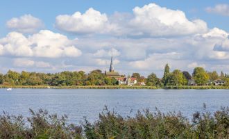 Blick über die Havel auf die Dorfkirche Geltow, Foto: Martin Karnbach, Lizenz: Gemeinde Schwielowsee